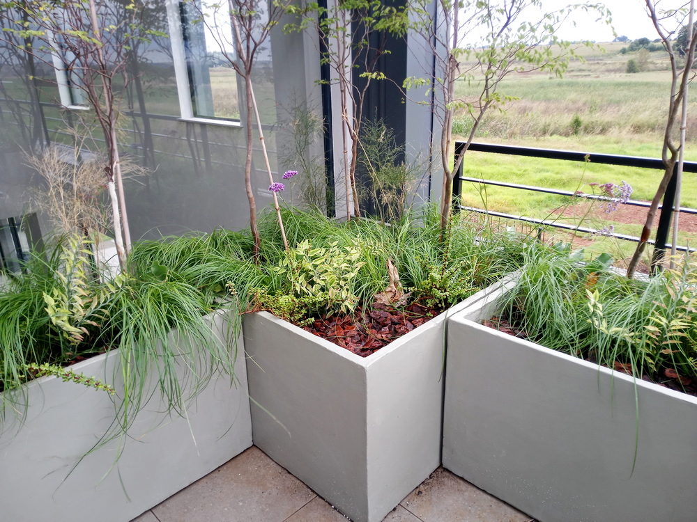Michel-garden-corner-large-planters Michel-garden-corner-large-planters